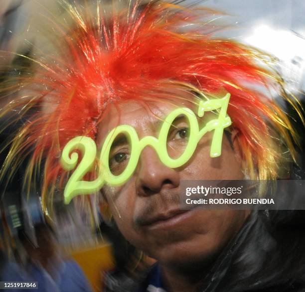 Un hombre camina disfrazado en una calle del centro de Quito el 31 de diciembre de 2006. La tradicion de fin de año en Ecuador es a media noche...
