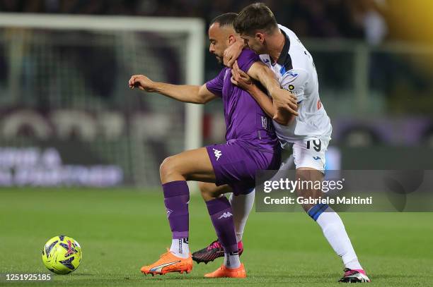 Arthur Mendonça Cabral of ACF Fiorentina battles for the ball with Berat Djimsiti of Atalanta BC during the Serie A match between ACF Fiorentina and...