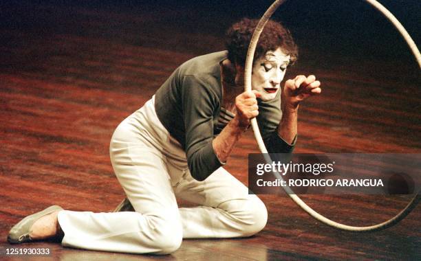 The French mime Marcel Marceau acts during his presentation the night of the 10 May 2000 in Managua, Nicaragua. El mimo frances Marcel Marceau actua...