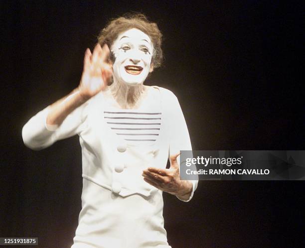 French mime Marcel Marceau performs at the open-air Hidalgo Garden theater in Mexico City 28 May 2000. Hundreds of people attended the performance,...