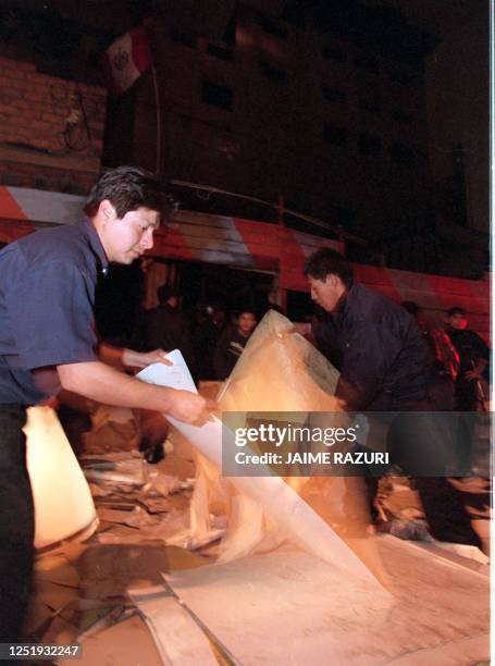 Trabajadores de la municipalidad de Lima tratan de salvar material de trabajo de un deposito lateral al Teatro Municipal de Lima donde un corto...