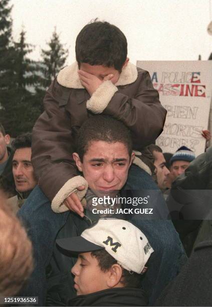 Des jeunes gens pleurent, lors d'une marche silencieuse qui s'est déroulée le 23 décembre à Melun, à la mémoire d'Abdelkader Bouziane, un adolescent...