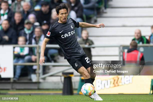 Wooyeong Jeong of SC Freiburg controls the ball during the Bundesliga match between SV Werder Bremen and Sport-Club Freiburg at Wohninvest...