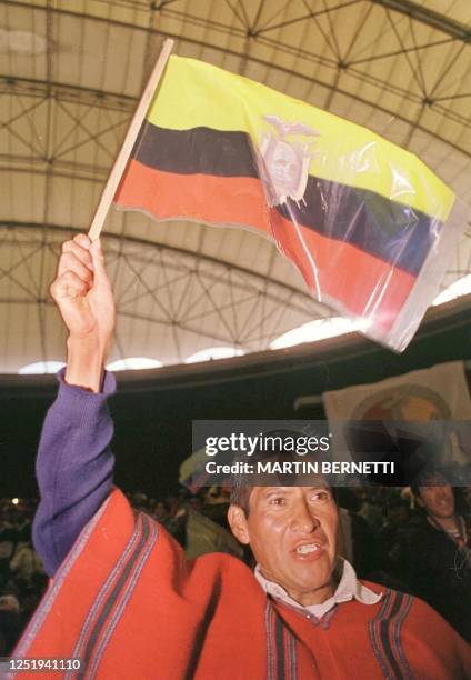 An indigenous Ecuadoran holds a flag during protests in Quito 18 January, 2000 on the economic measures of President Jamil Mahuad. Un indigena flamea...