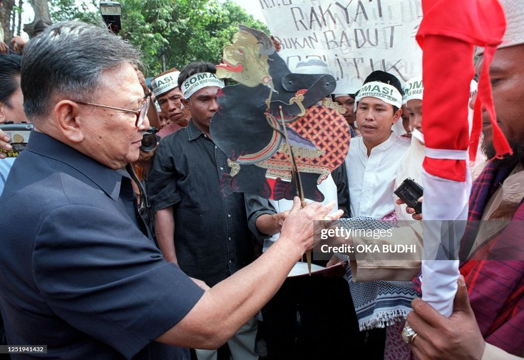 Java Puppet The head of the Elections Committee Rudini receives a traditional ...