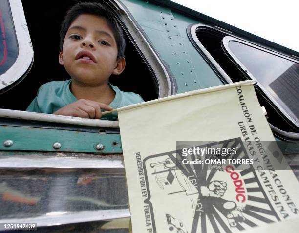 Un niño sigue desde la ventana de un autobús el paso de una marcha de miles de campesinos por las calles de la Ciudad de México, el 31 de enero de...