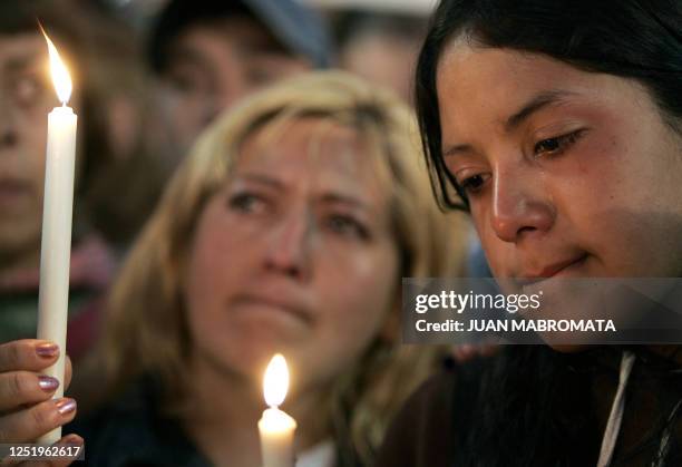 Familiares de victimas de la violencia lloran en la Plaza de Mayo de Buenos Aires, durante un acto convocado por sectores de derecha realizado frente...