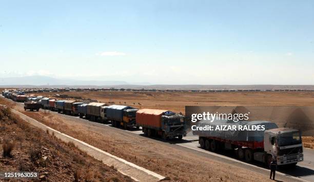 Centenares de camiones se encuentran varados por un corte de ruta realizado por aymaras, que bloquean con piedras la carretera que une la poblacion...