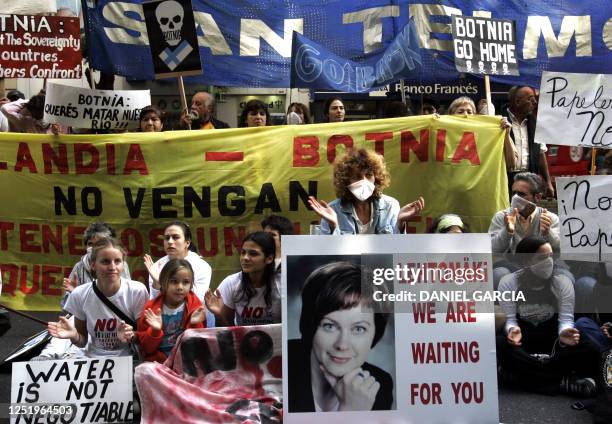 Enviromentalists demonstrate in front of the Finnish embassy with a portrait of Finnish Foreign Trade Minister Paula Lehtomäki in Buenos Aires 25...