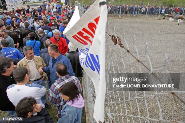 Striking French state-controlled EDF-GDF workers meet at a gas distribution point 23 March 2006 in Portet-sur-Garonne during a national day of...