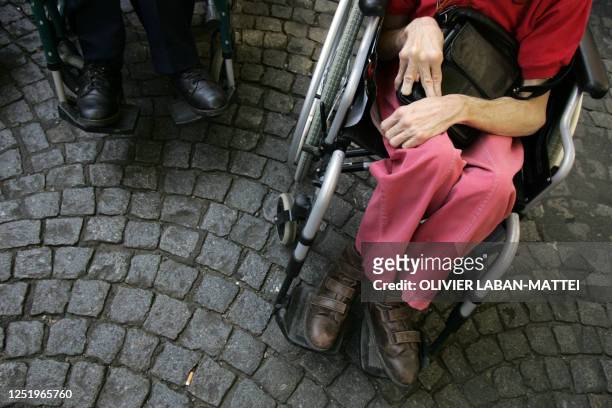 Photo d'une personne handicapée assise dans son fauteuil manuel, prise, le 08 septembre 2005 à Paris devant le ministère de la Santé, où quelques...