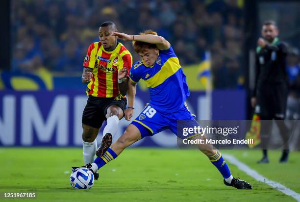 Arley Rodríguez of Deportivo Pereira competes for the ball with Valentin Barco of Boca Juniors during a Copa CONMEBOL Libertadores 2023 group F match...