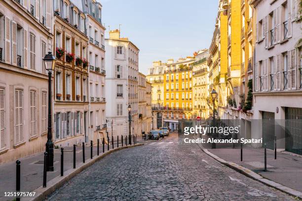 street in montmartre, paris, france - straat stockfoto's en -beelden