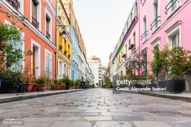 vibrant houses at rue cremieux street in paris, france - stadsdeel stockfoto's en -beelden