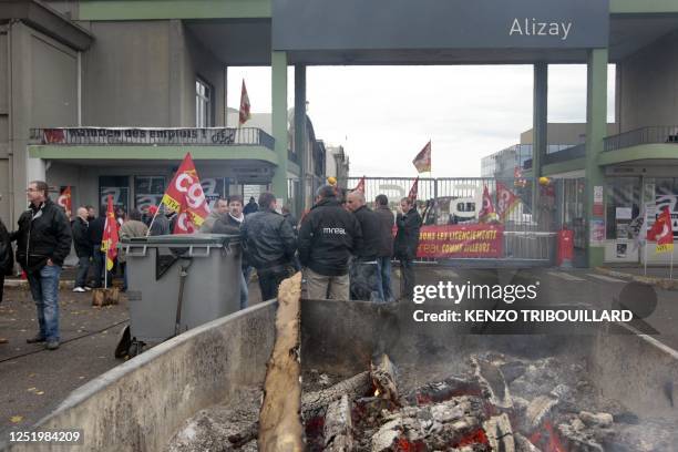 Des salariés de l'entreprise M-Real Alizay bloquent l'entrée de leur usine pour la quinzième journée consécutive, le 03 novembre 2011. Le groupe...