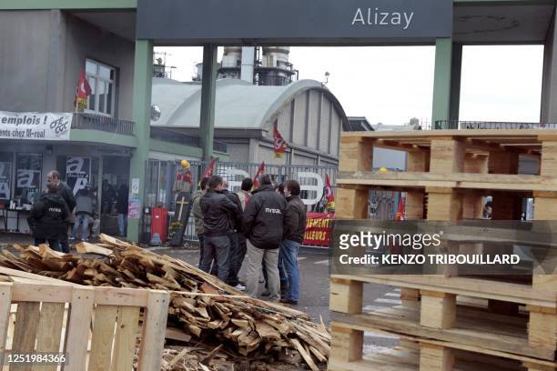 Des salariés de l'entreprise M-Real Alizay participent au blocage de l'entrée de leur usine pour la quinzième journée consécutive, le 03 novembre...