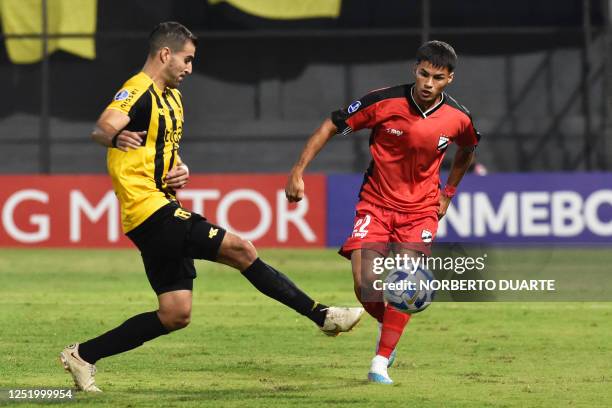 Guarani's defender Raul Caceres and Danubio's midfielder Facundo Saravia vie for the ball during the Copa Sudamericana group stage first leg football...