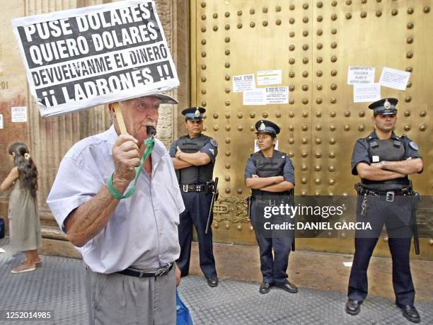 Demonstrator against Argentina's government's recent actions is seen at the HSBC bank 22 February 2002 in Buenos Aires. Un ahorrista reclama la...