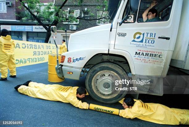 Greenpeace activists are seen "hugging" the tires of a truck carrying hazerdous material in Buenos Aires, Argentina 01 Novermeber 2001. Activistas de...