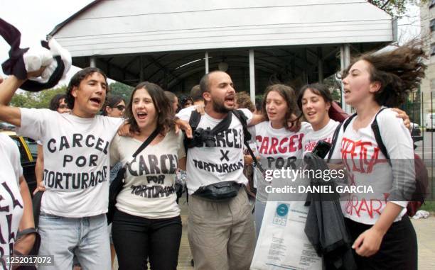 Youth integrators of the group HIJOS, celebrate in the door of the court 25 February, 2000. Jovenes integrantes de la agrupacion H.I.J.O.S. Celebran...