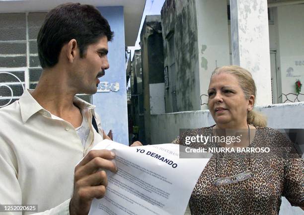 Opposition leader Marta Beatriz Roque talks to a Cuban dissident in La Habana, Cuba 10 December 2002. La opositora y lider del Movimiento de...