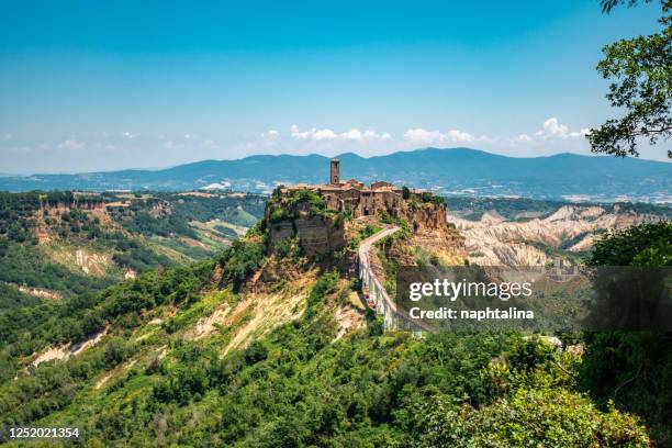 vista panorámica de la famosa civita di bagnoregio - civita di bagnoregio fotografías e imágenes de stock