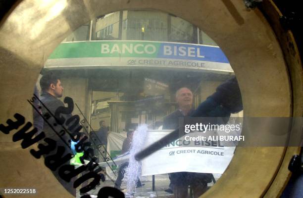 Demostrators are seen outside el Banco Bisel, affiliate of the french bank Credit Agricole, 21 May 2002 in Buenos Aires, Argentina.AFP PHOTO/ALI...