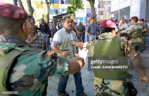 Members of the National Guard of Venezuela confront demonstrators protesting president Hugo Chavez, in Caracas, 09 April 2002. Miembros de la...