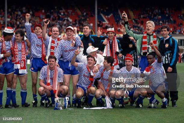 Manchester United line up for a group photo as they celebrate with the trophy after winning the Rumbelows Football League Cup final between...