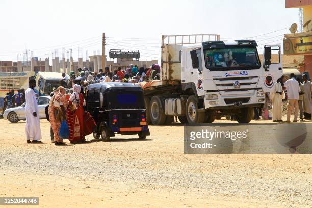 People flee the southern part of Khartoum as street battles between the forces of two rival Sudanese generals continue on April 21, 2023. - Hundreds...