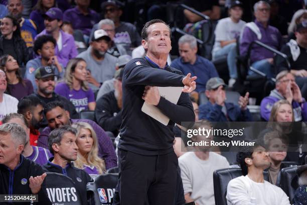 Assistant Coach Kenny Atkinson of the Golden State Warriors coaches during the game against the Sacramento Kings during Round 1 Game 2 of the 2023...