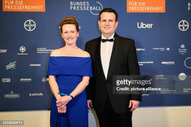 April 2023, Berlin: Hubertus Heil , Federal Minister of Labor and Social Affairs, and wife Solveig Orlowski come to the 70th Federal Press Ball "For...