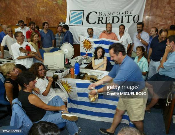 Bank employees have a makeshift breakfast during the third day of occupation by demonstrators in Montevideo, Uruguay 05 March 2003. Empleados del...