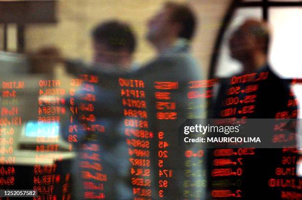 Traders from the Sao Paulo Stock Market watch, August 22 the floor in Sao Paulo, Brazil. Corredores de la Bolsa de Valores de Sao Paulo, , observan,...