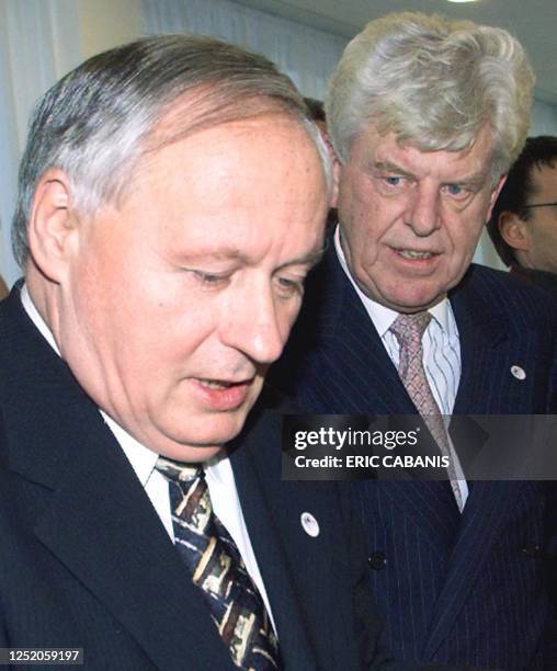 Le ministre des Finances allemand Oskar Lafontaine et le gouverneur de la Banque centrale européenne Wim Duisenberg arrivent dans une salle de la...