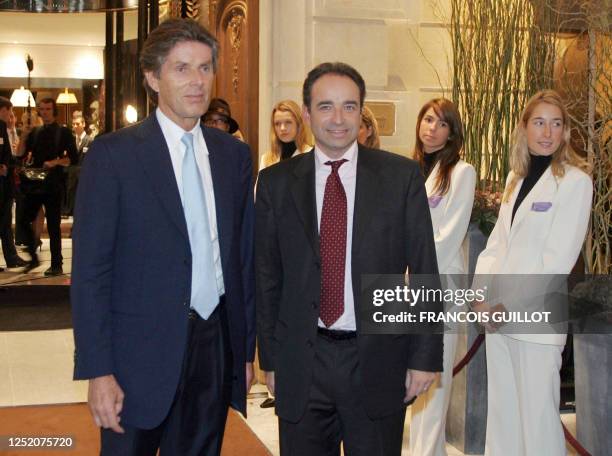 Le président du groupe Lucien Barrière Dominique Desseigne pose aux côtés de Jean-François Copé, ministre délégué au Budget, le 26 octobre 2006 à...