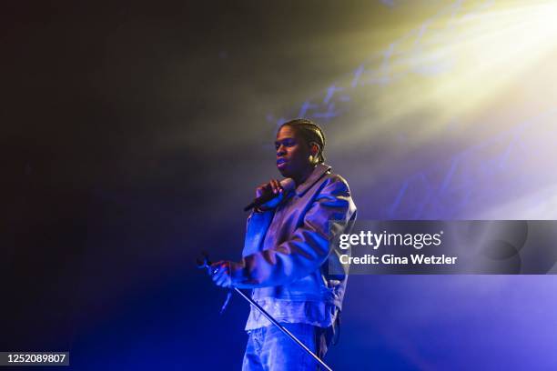 Caesar Singer 63 Daniel Caesar Performs In Berlin Stock Photos, High-Res Pictures ...