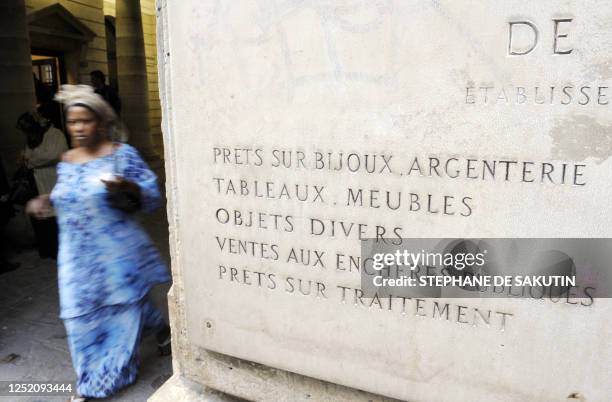 Une personne quitte le Crédit Municipal, le 13 octobre 2008 à Paris. Seule banque qui accorde des prêts à des personnes jusqu'à l'âge de 80 ans, le...