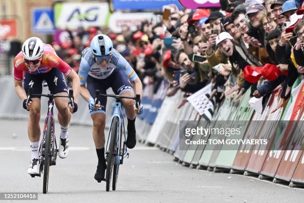 Worx's Dutch rider Demi Vollering and Trek-Segafredo's Italian rider Elisa Longo Borghini sprint to cross the finish line of the women elite race of...