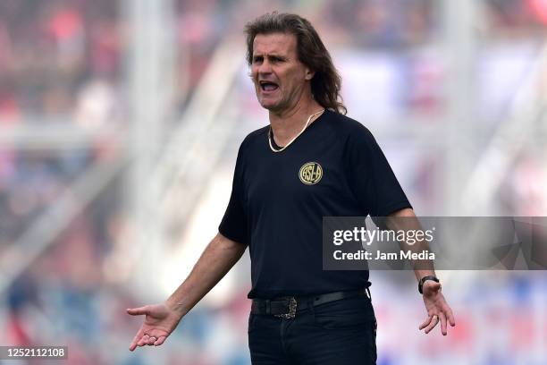 Head coach Federico Insua of San Lorenzo reacts during a Liga Profesional 2023 match between San Lorenzo and Platense at Pedro Bidegain Stadium on...