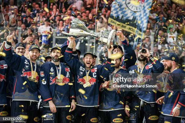Players of Munich celebrate after winning the DEL playoffs final game 5 between EHC Red Bull Muenchen and ERC Ingolstadt at Olympia Eishalle on April...
