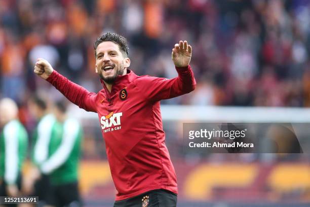 Dries Mertens of Galatasaray applauds fans prior the Super Lig match between Galatasaray and Fatih Karagumruk SK at NEF Stadyumu on April 23, 2023 in...