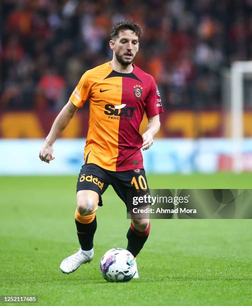 Dries Mertens of Galatasaray runs with the ball during the Super Lig match between Galatasaray and Fatih Karagumruk SK at NEF Stadyumu on April 23,...