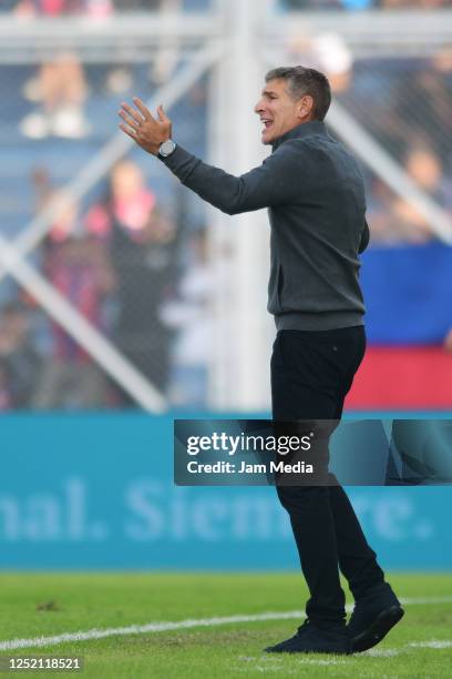 Head coach Martin Palermo of Platense gives instructions during a Liga Profesional 2023 match between San Lorenzo and Platense at Pedro Bidegain...