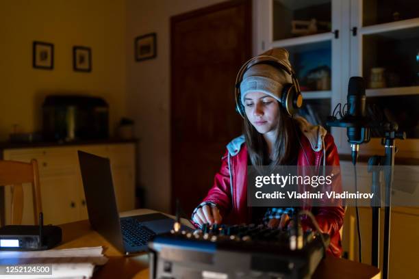 dj-streaming von zu hause aus in der nacht - girl dj stock-fotos und bilder