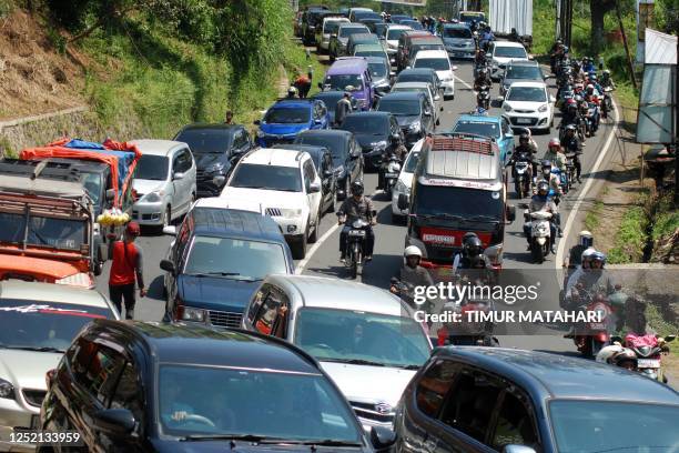 Travellers in their vehicles endure a long traffic jam at Nagrek in Bandung on April 24 as people return to big cities following the Eid al-Fitr...