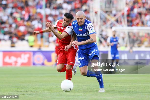 Issa Alekasir of Persepolis and Raphael da Silva Arruda of Esteghlal battle for the ball during the Persian Gulf Pro League match between Persepolis...