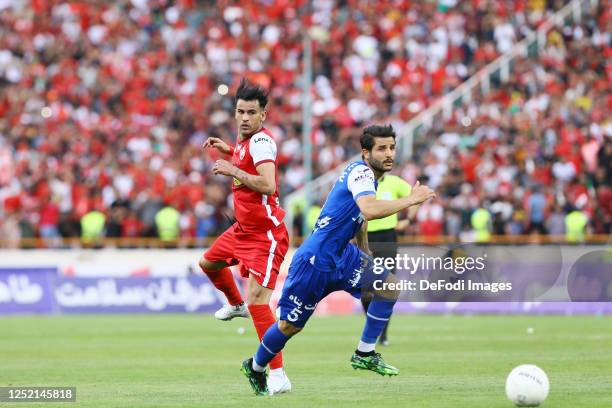 Issa Alekasir of Persepolis and Aref Gholami of Esteghlal battle for the ball during the Persian Gulf Pro League match between Persepolis and...