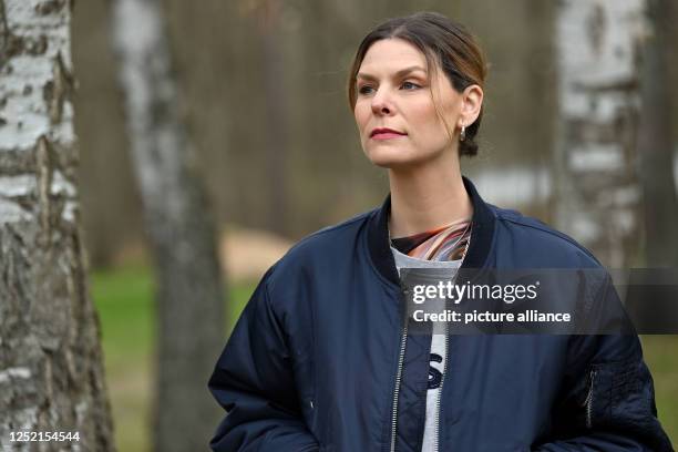 April 2023, Brandenburg, Rheinsberg: Eva Briegel, singer from the band Juli, has her picture taken at a photo session at Landhaus Siebenwasser. The...