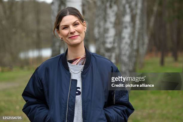 April 2023, Brandenburg, Rheinsberg: Eva Briegel, singer from the band Juli, has her picture taken at a photo session at Landhaus Siebenwasser. The...